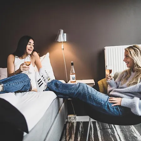 فندق فيرست كولدينج فندق 4*