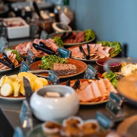 فندق فيرست كولدينج فندق